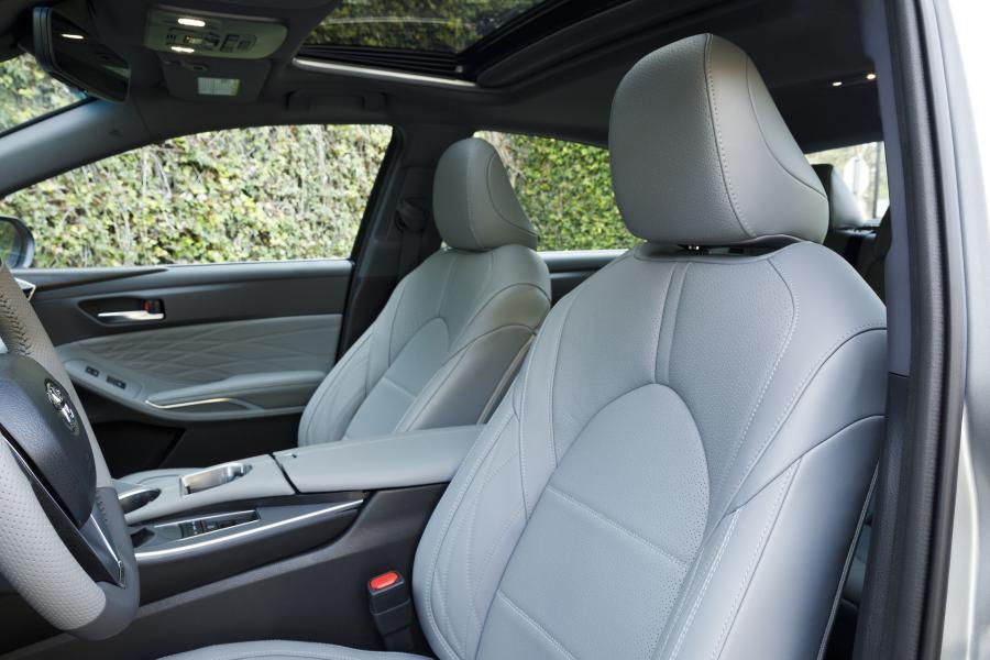 Интерьер Toyota Avalon Limited 2018 года  (фото 3 из 12)